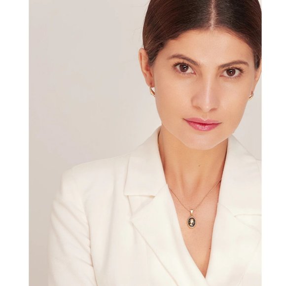 NEW 18K Gold Plated Queen Elizabeth Portrait Black Enamel Oval Pendant Necklace - Picture 3 of 8